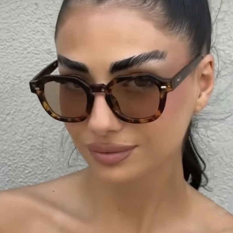 Women's sunglasses in modern design with polarized lenses Bowlift
