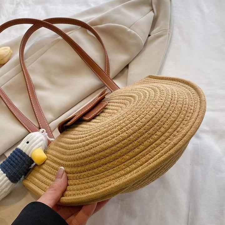 Fashionable Tote Bag Made of Woven Material with Playful Pendant Bowlift