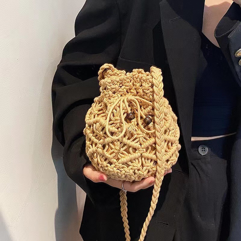 Hand-knotted shoulder bag in playful animal design Bowlift