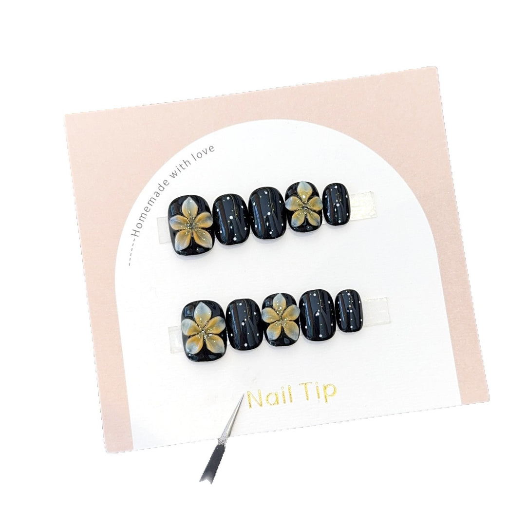 Artificial nails with floral accents and elegant shine Bowlift