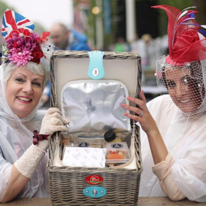 Women's picnic basket with integrated cutlery set and cooling compartment Bowlift
