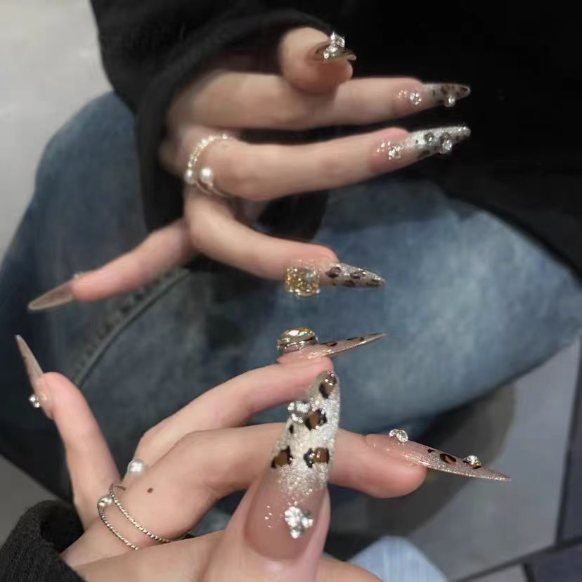 Elegant Stiletto Press-On Nails with Rhinestone Accents Bowlift