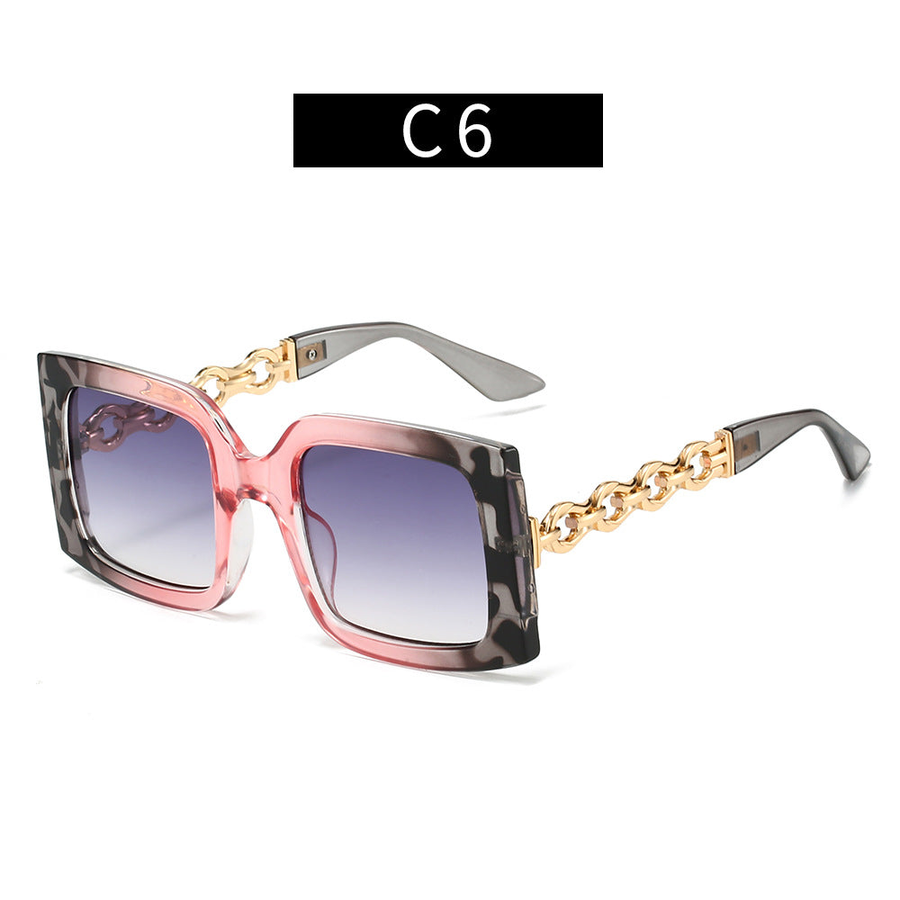 Ladies elegant sunglasses with luxurious chain details Bowlift
