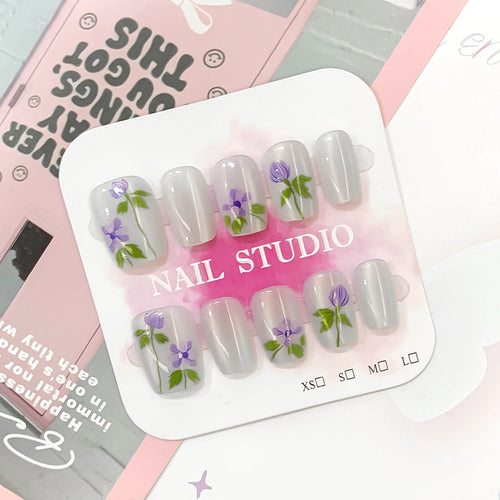Artistic fingernails with floral accents Bowlift
