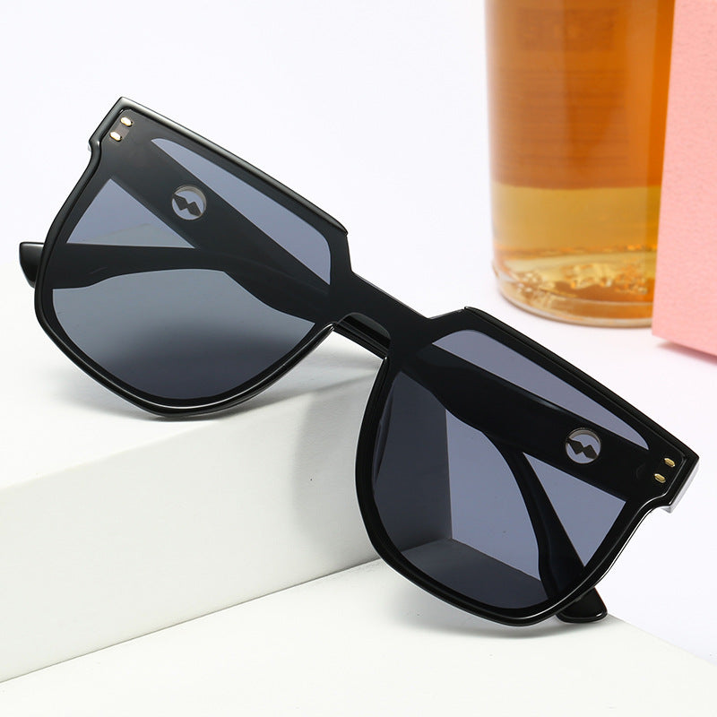 Women striking sunglasses with a distinctive geometric frame Bowlift