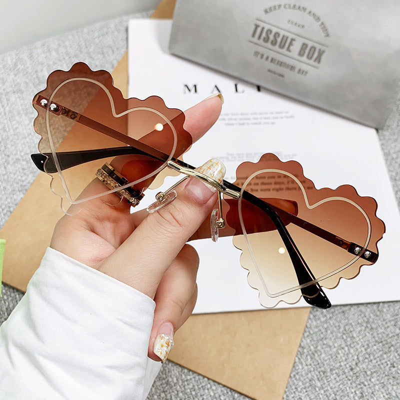 Ladies Cat-Eye Sunglasses in unique Heart Design Bowlift