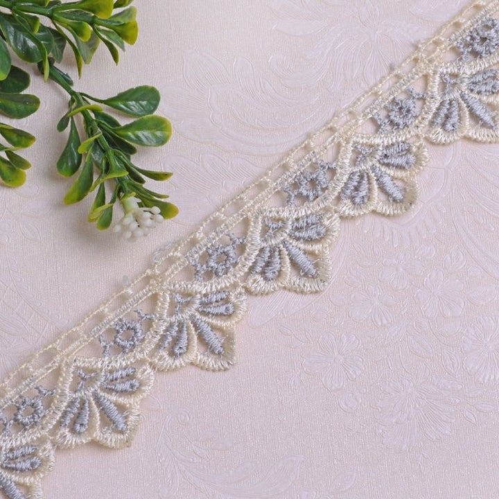 Decorative lace trim Bowlift