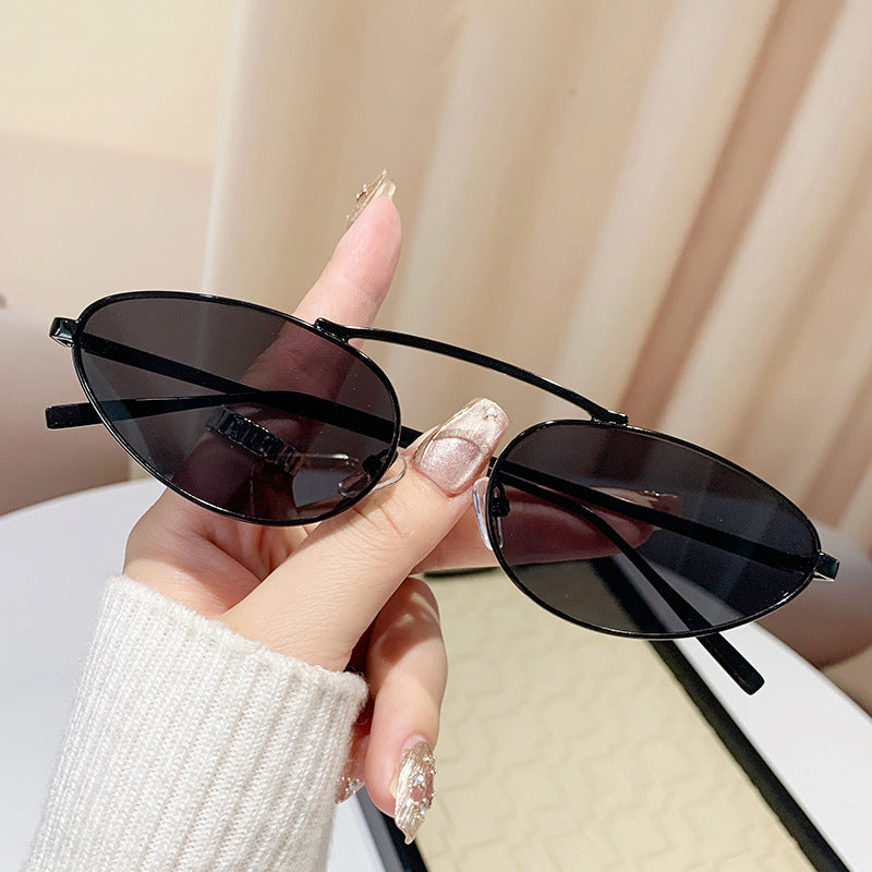 Ladies fashionable sunglasses in elegant oval design Bowlift