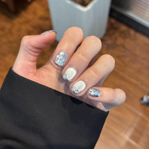 Glamorous artificial nails with radiant metallic finish Bowlift