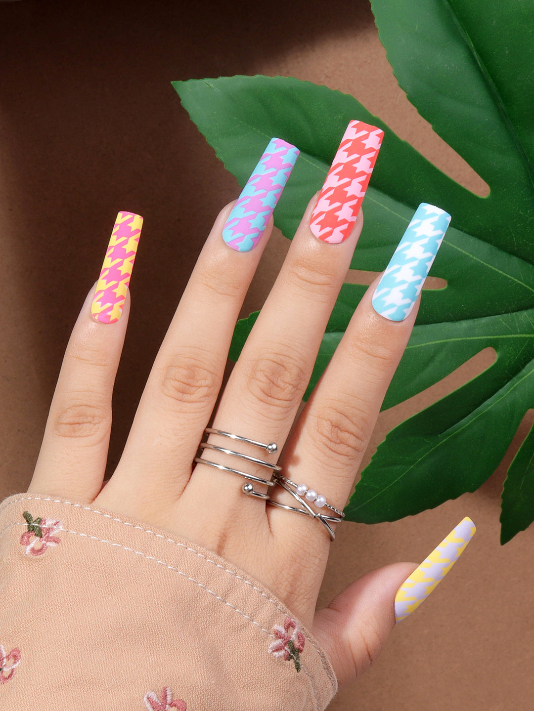 Houndstooth Pattern Press-On Nails Bowlift