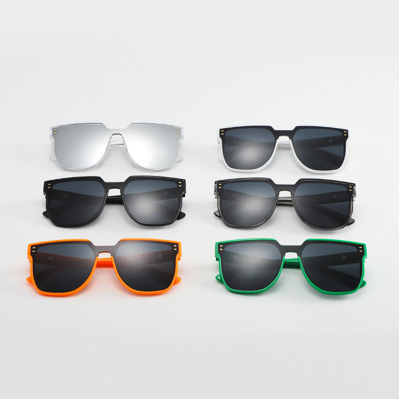Women Fashionable Oversized Sunglasses with Distinctive Design Bowlift