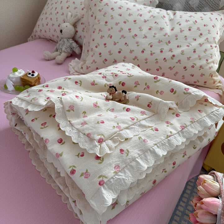 Women Cozy Bedspread with Playful Floral Pattern Bowlift
