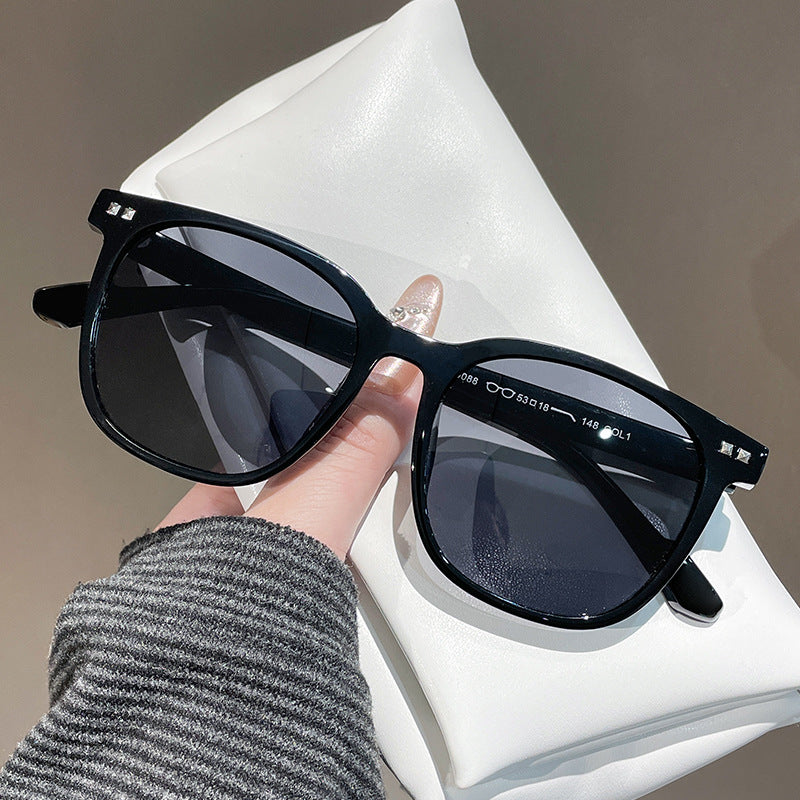 Women timeless sunglasses in modern rectangular design Bowlift