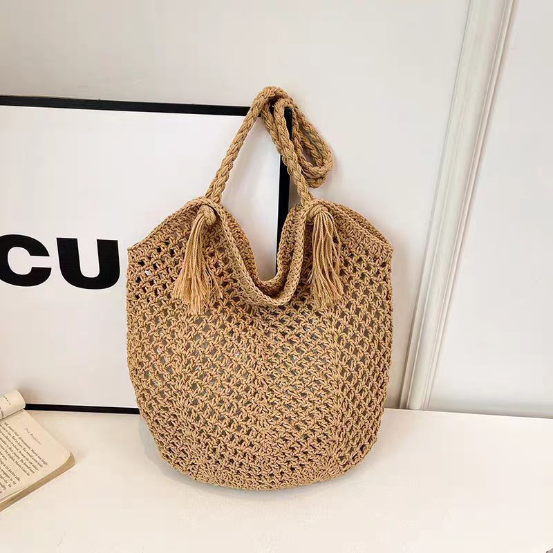Handcrafted straw bag with tassels Bowlift