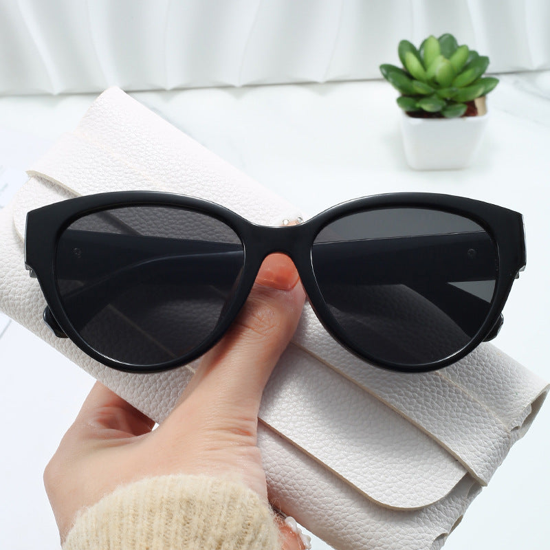 Women's Cat-Eye Sunglasses with Luxurious Leopard Print and Charming Details Bowlift