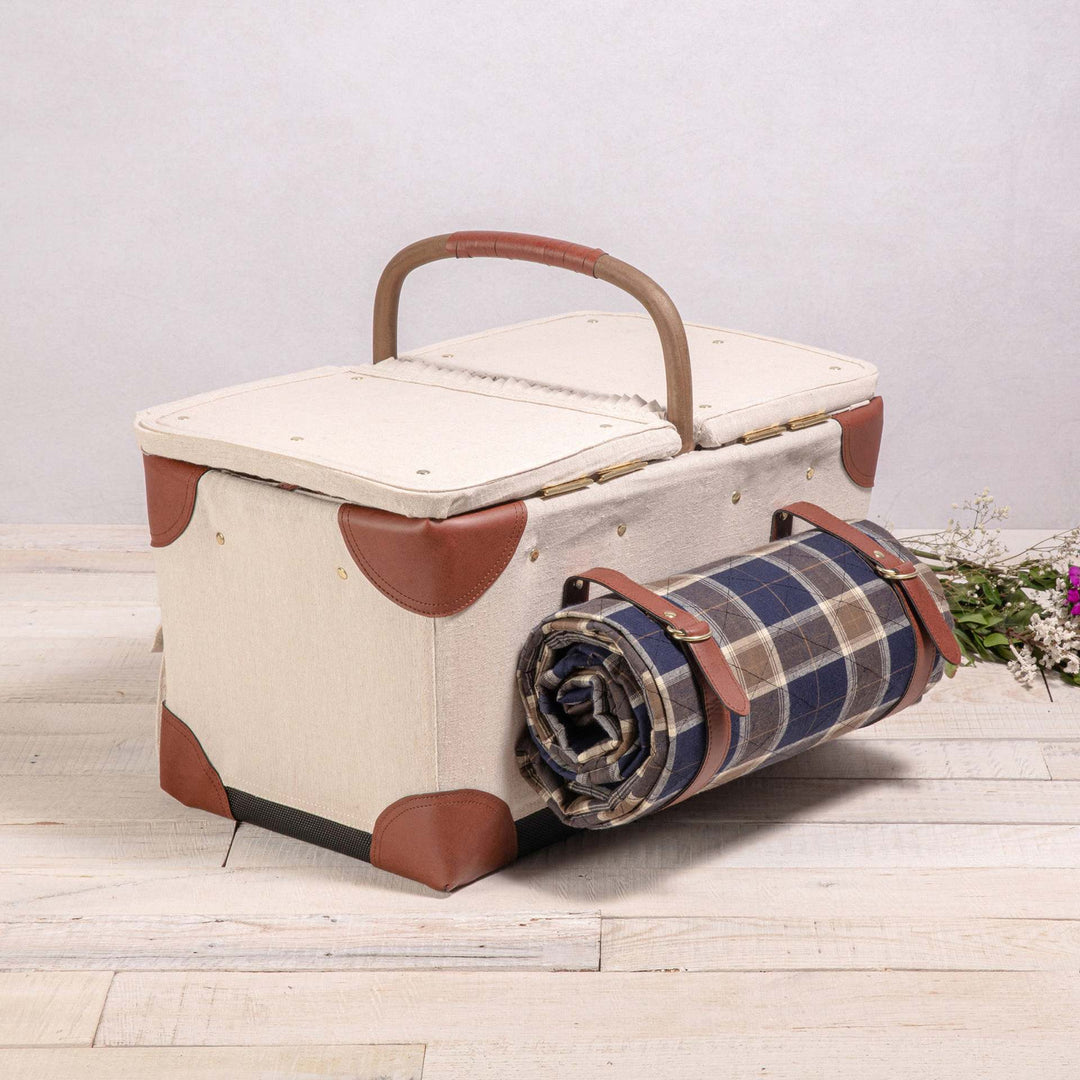 Women’s picnic basket with integrated dish set and wine glasses Bowlift