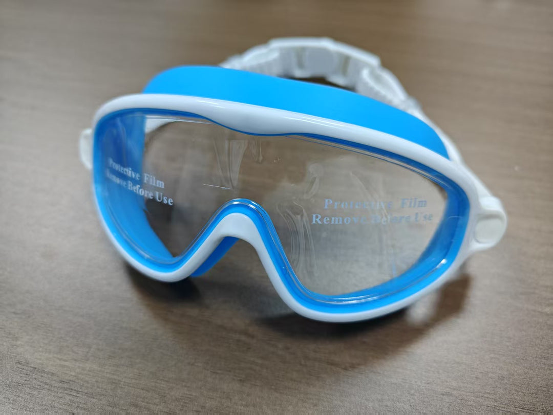 Swimming mask with adjustable comfort and clear field of vision Bowlift