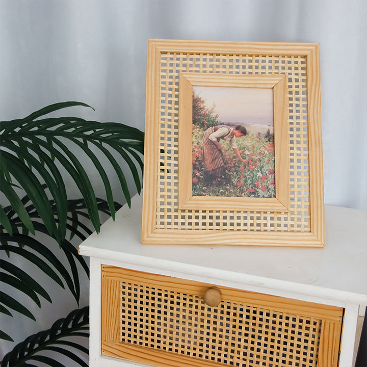 Artful picture frame in rattan design Bowlift