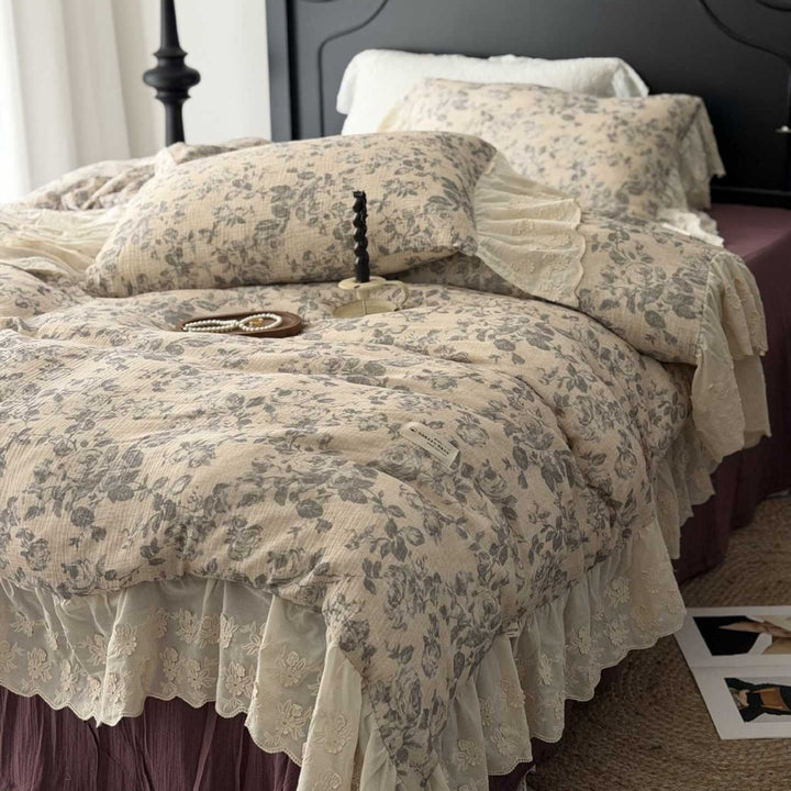 Quilted cotton quilt bedding set with vintage rose print and seersucker texture