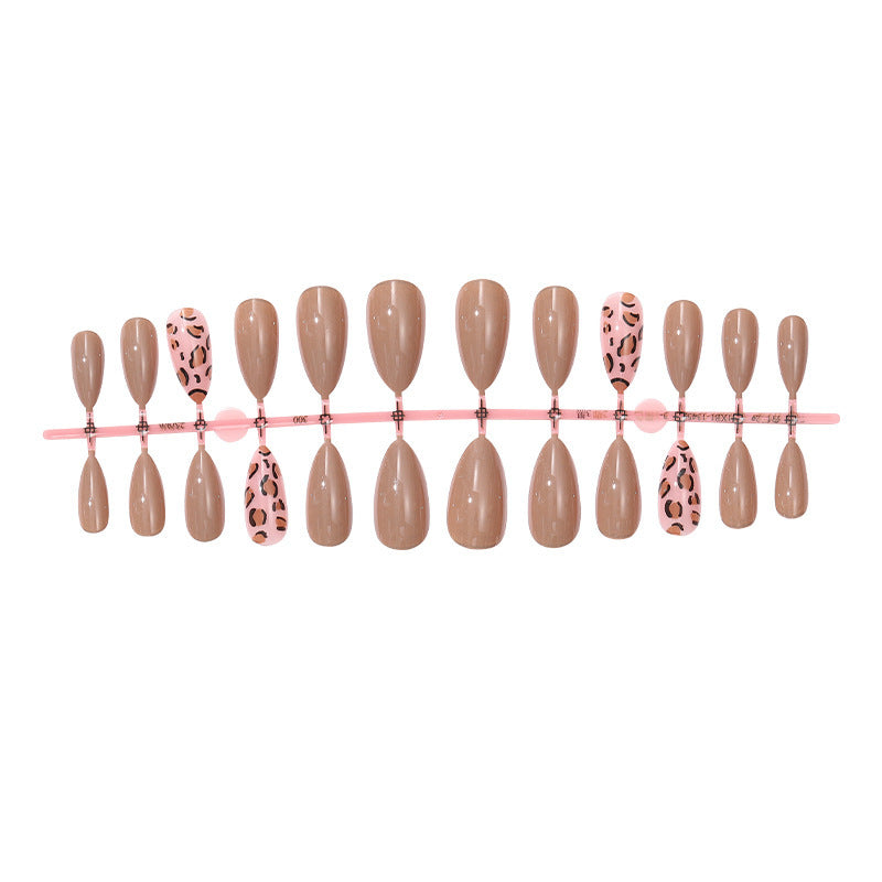 Nail set with modern leopard design Bowlift