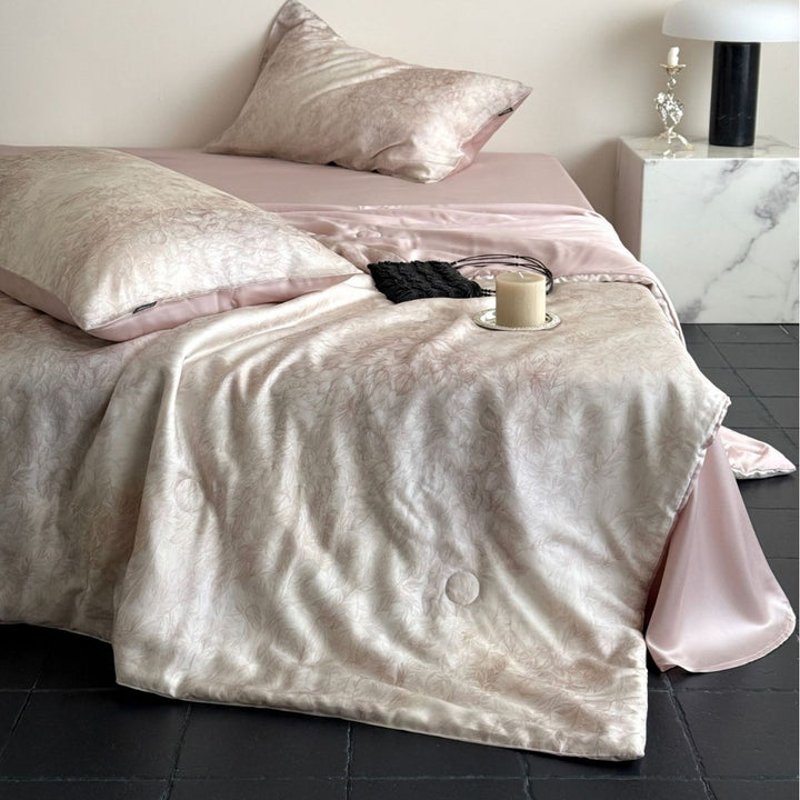 Premium bed set with floral relief structure, fitted sheet & quilted coverlet