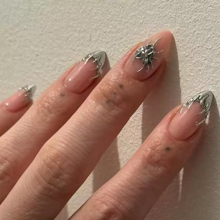 Artificial nails with metallic accents Bowlift