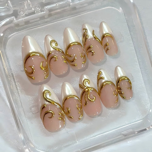 Nail art set with elegant golden applications Bowlift
