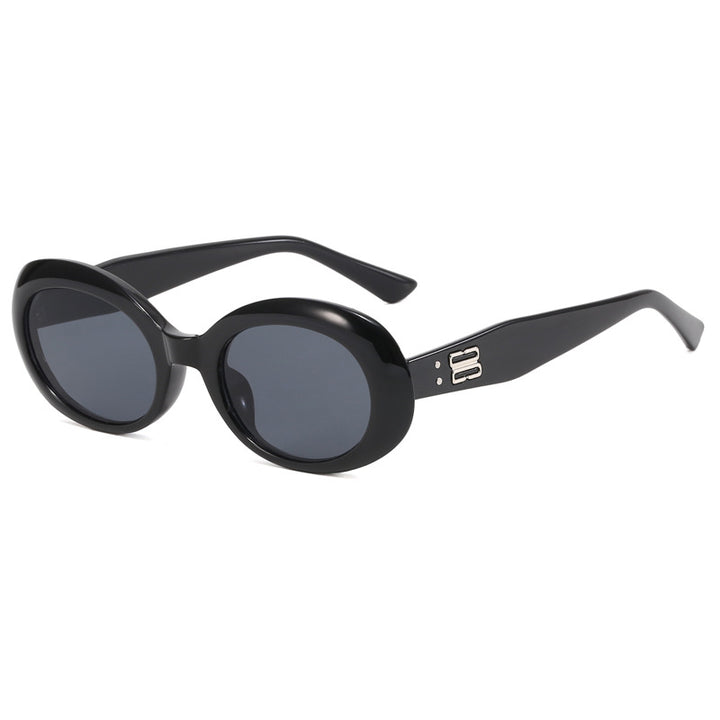 Women Retro-inspired Sunglasses with Wide Frame Bowlift