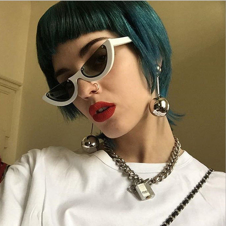 Women Cat-Eye Glasses with distinctive frame and mirrored lenses Bowlift