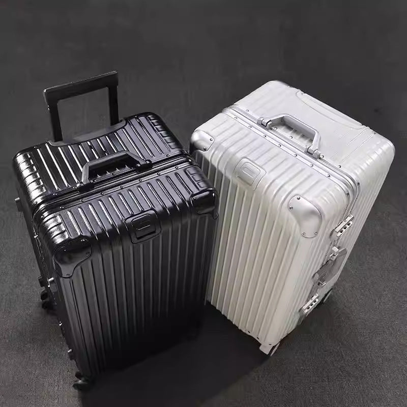 Sturdy Hardshell Spinner Suitcase