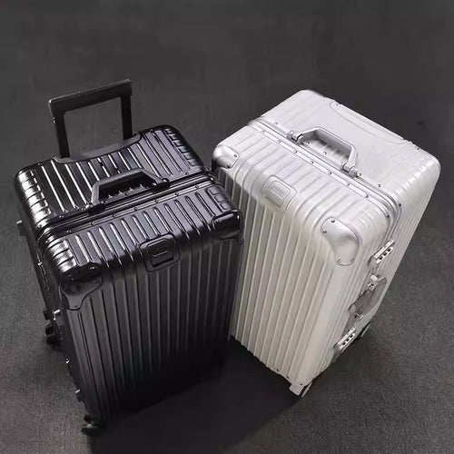 Sturdy Hardshell Spinner Suitcase
