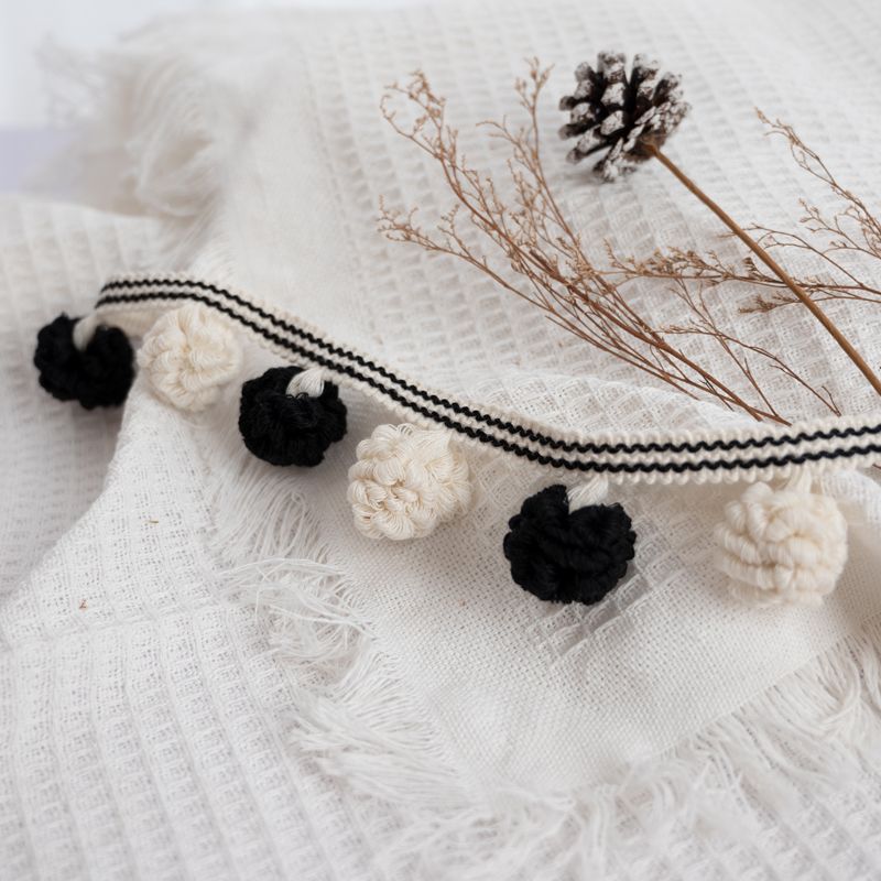 Decorative border with pompons Bowlift