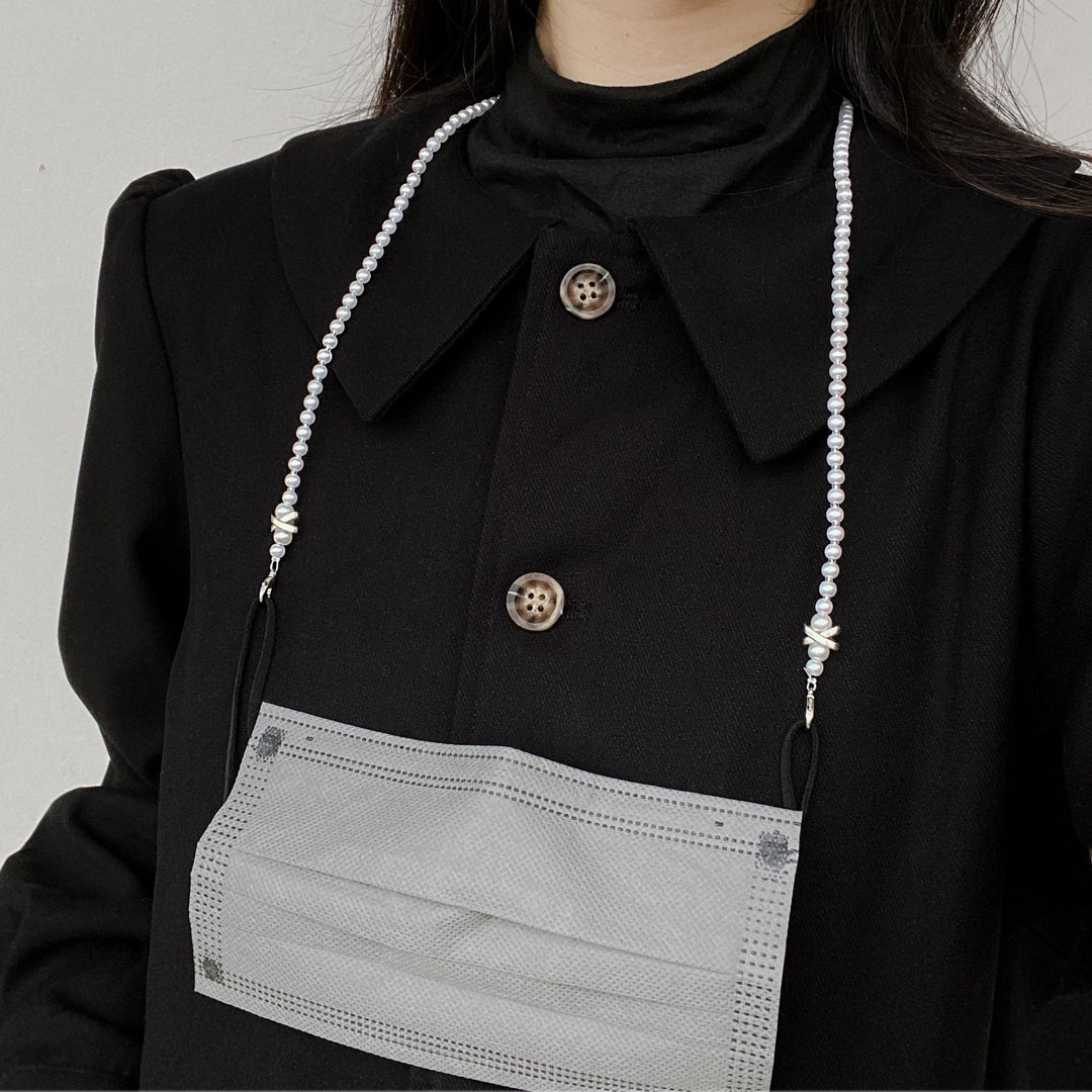 Elegant Pearl-Detail Eyewear Chain Bowlift