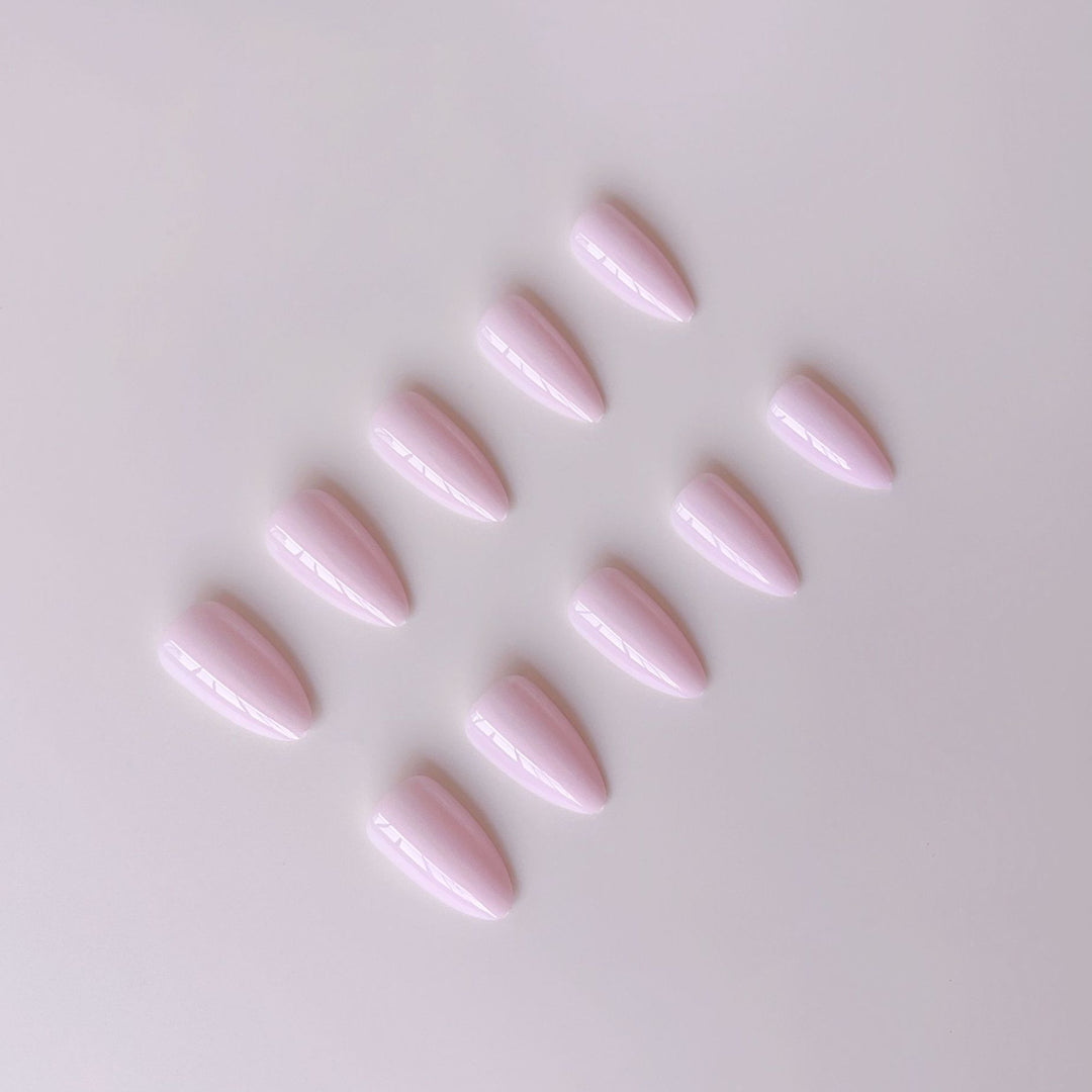 Artifical nail set with elegant, pointed and high-gloss nails Bowlift