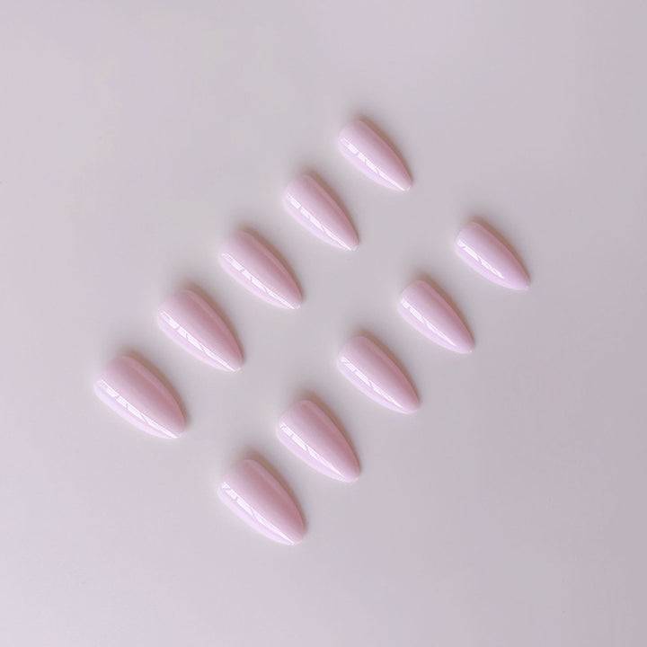Artifical nail set with elegant, pointed and high-gloss nails Bowlift