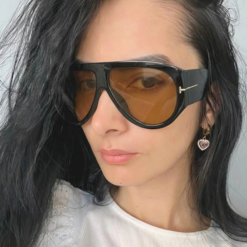 Ladies elegant sunglasses in striking design Bowlift