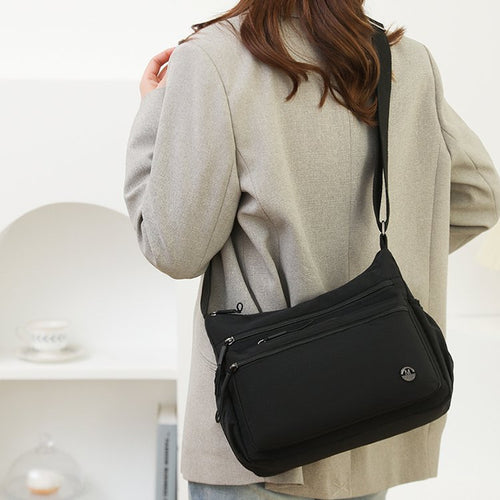 practical shoulder bag with multiple compartments Bowlift