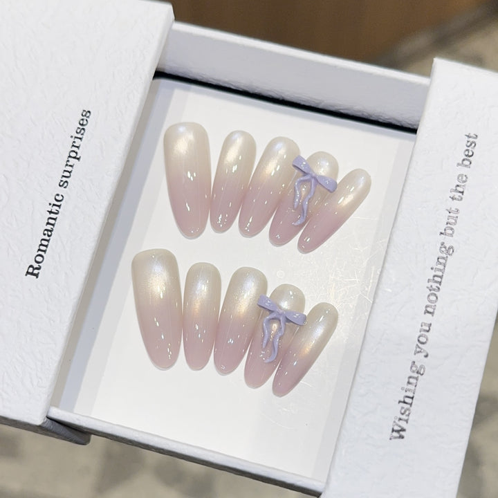 Artificial nails with romantic design and shimmering accents Bowlift