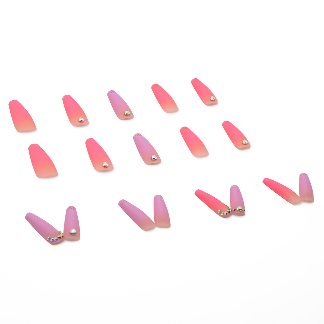 Nail set with enchanting heart details Bowlift