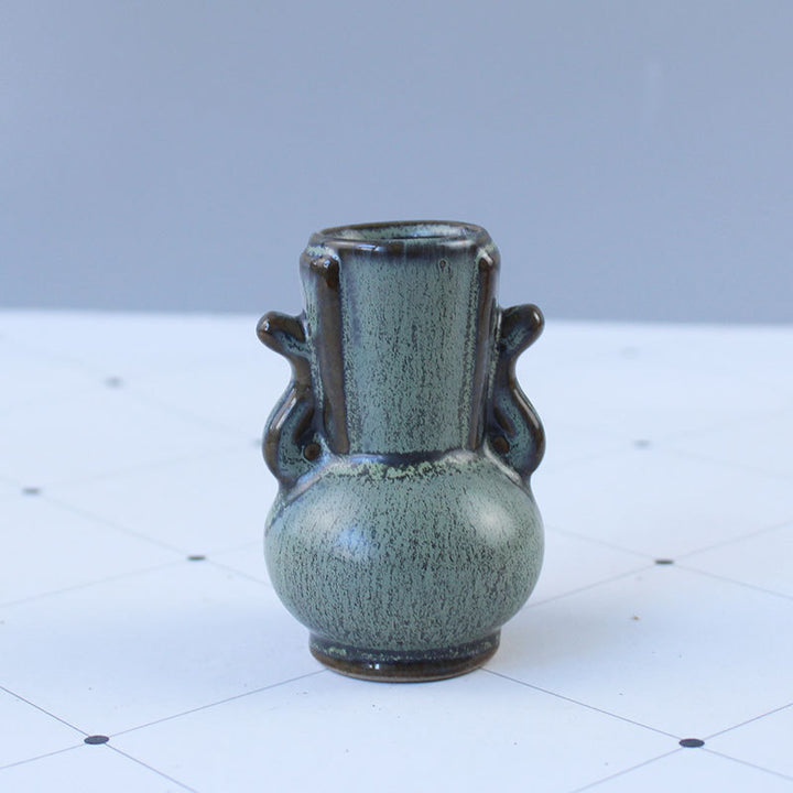 Elegant ceramic vase with artistic design Bowlift