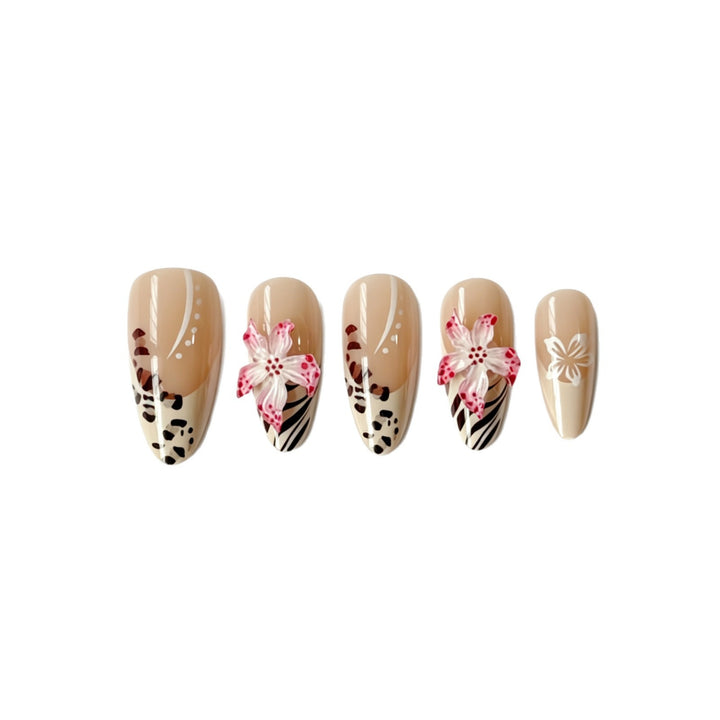 Artificial nails with floral design and elegant lace look Bowlift