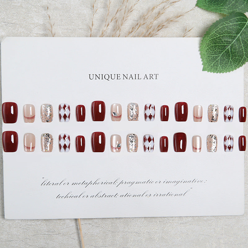 Artificial nail tips with glamorous details Bowlift