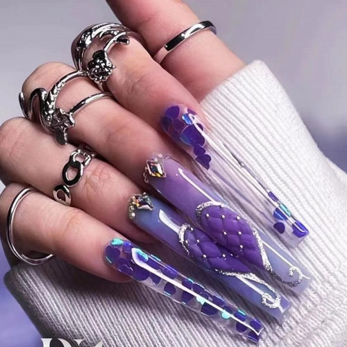 Artificial nails in elegant heart design Bowlift