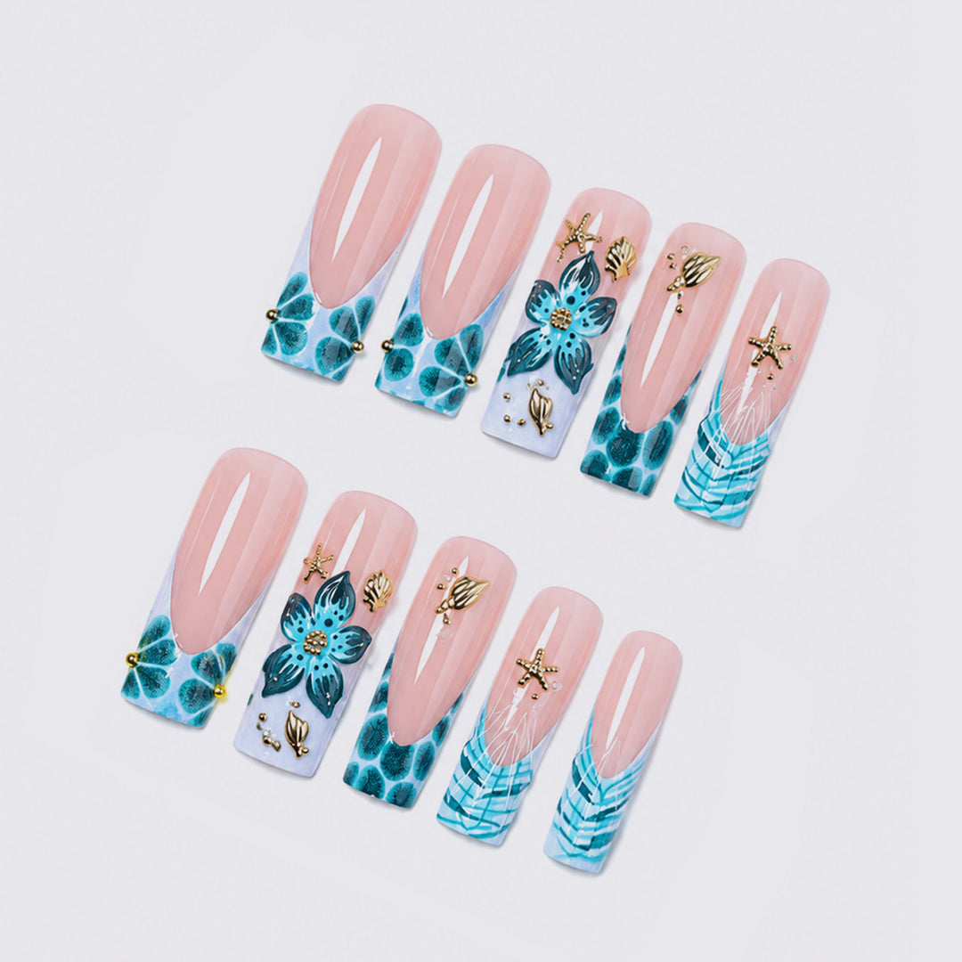 Artificial nail set with luxurious floral accents and golden details Bowlift