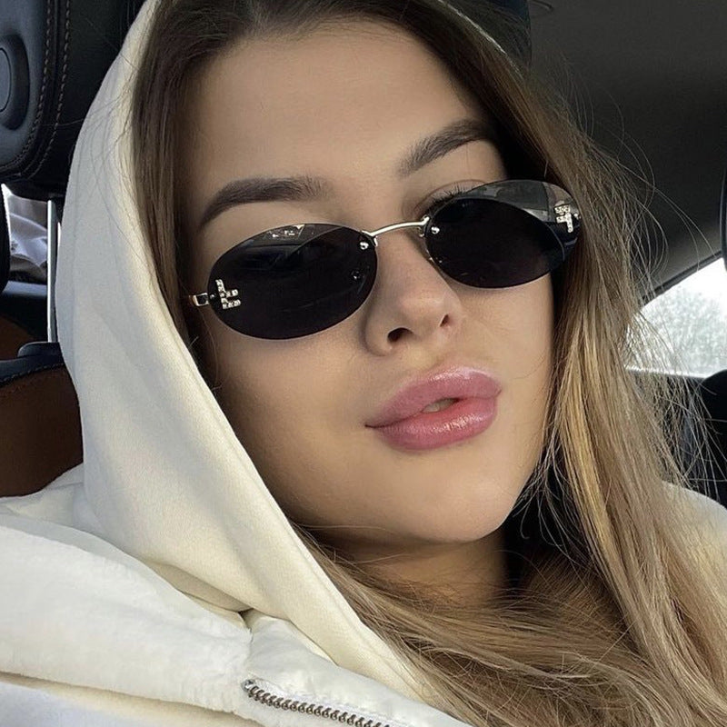 Women's fashionable sunglasses with elegant, round lenses and delicate metal frame Bowlift