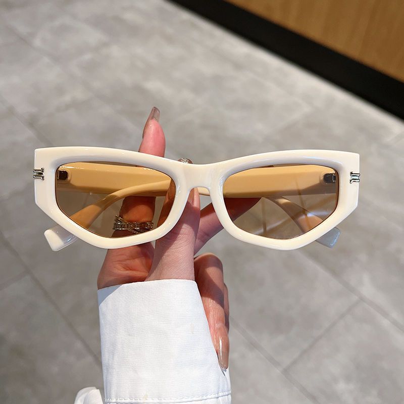 Ladies geometric sunglasses with curved frame and protective UV filter Bowlift