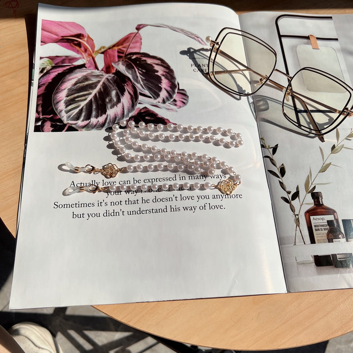 Elegant Pearl and Gold-Accented Eyewear Chain Bowlift