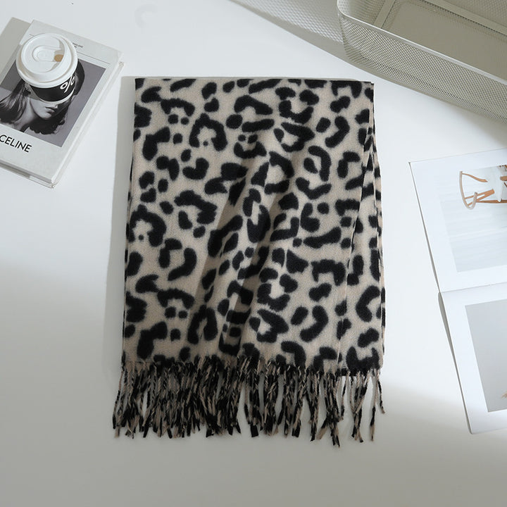 Ladies Elegant and patterned animal scarf with fringes Bowlift