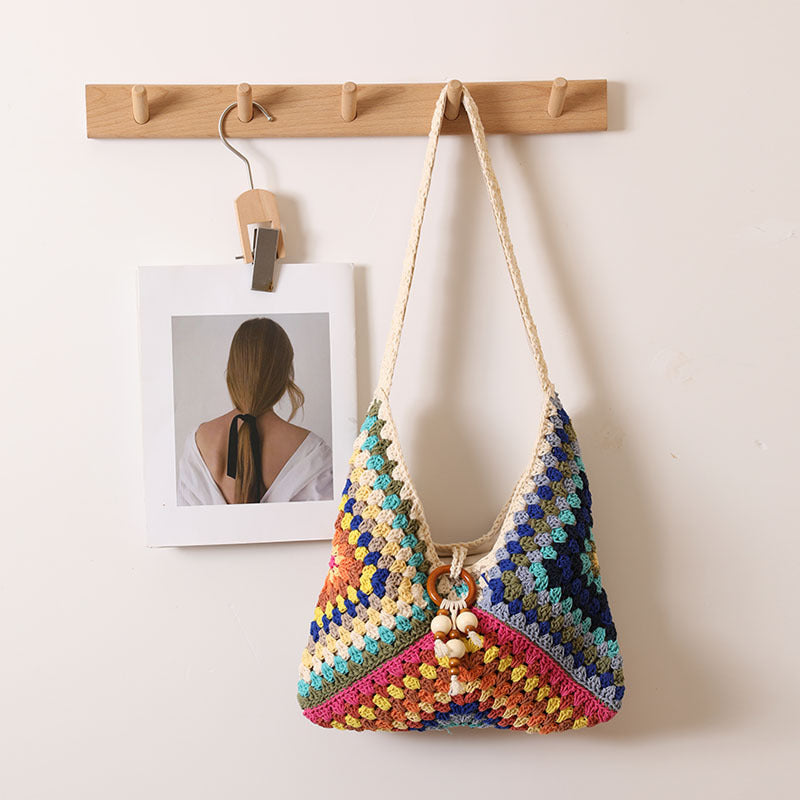Handmade macrame shoulder bag with playful pendant Bowlift