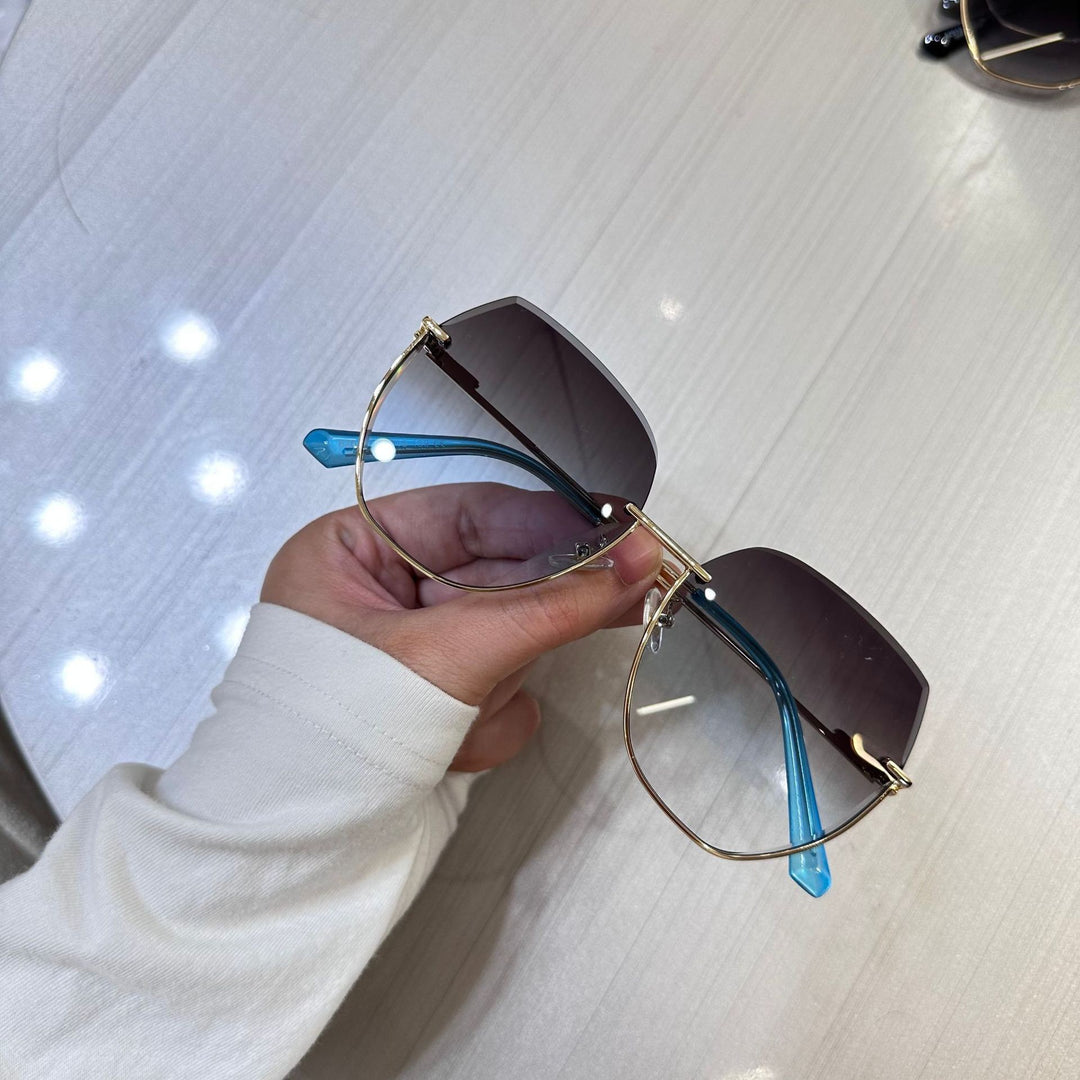 Women's sunglasses with an elegant, wide frame and luxurious accents Bowlift